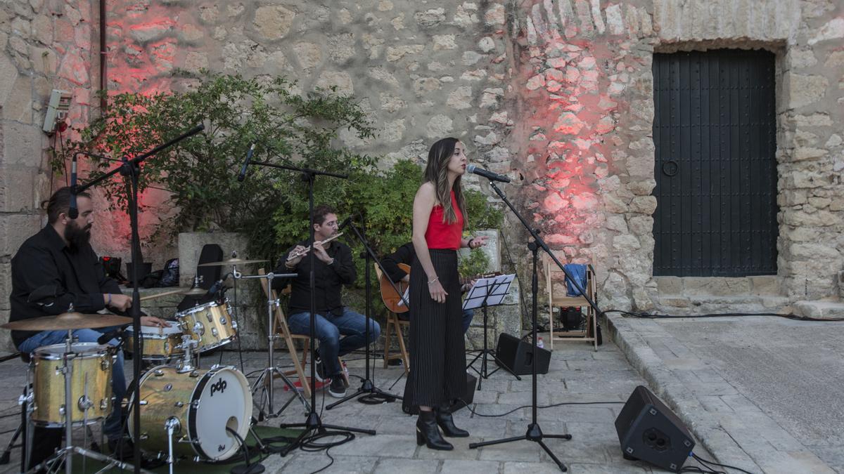 La gala estuvo amenizada por la música de la cantante Ana Arrarte y su grupo.