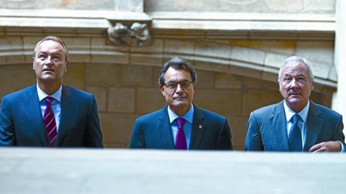 Artur Mas, flanqueado por el presidente valenciano, Alberto Fabra, y el de Murcia, Ramón Luis Valcárcel, el pasado septiembre en Barcelona.