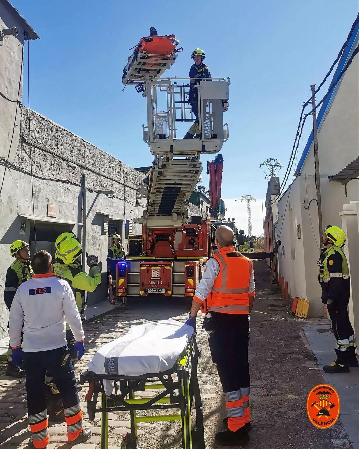 Intervención de los bomberos en el edificio de El saler.