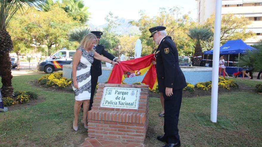 La alcaldesa de Marbella, Ángeles Muñoz, y el comisario de Marbella, Enrique Lamelas, descubre el monolito que da nombre a la plaza.