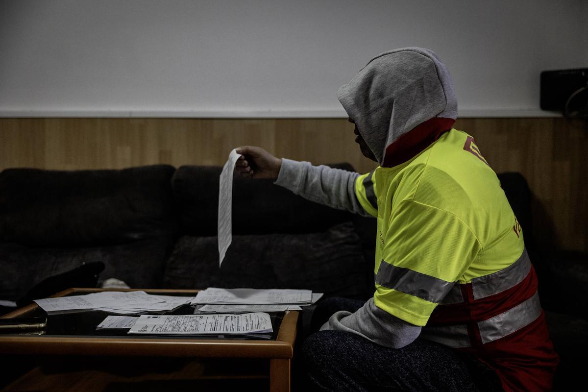 Mohamed, empleado en el Grupo Yeste, muestra sus nóminas en las que percibe 600 euros menos de lo que dicta el convenio de la construcción.