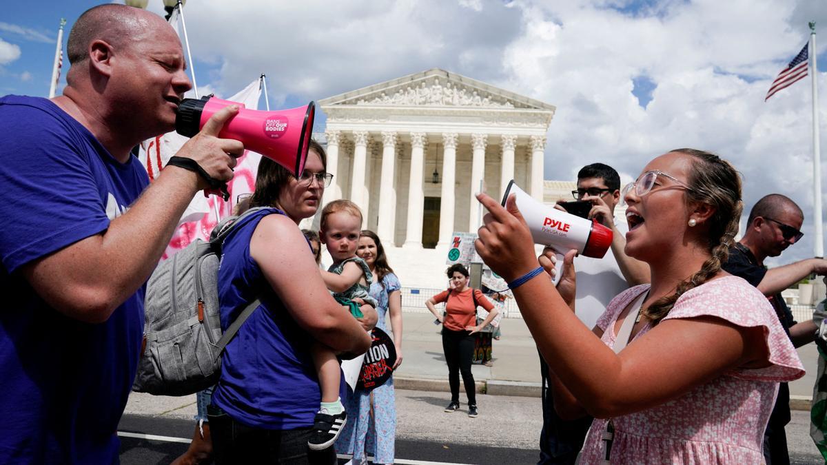 Activistas a favor y en contra del aborto protestan frente al Tribunal Supremo de EEUU, el pasado sábado.
