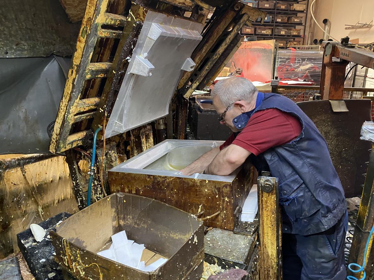 Un trabajador de la cooperativa Ezcaray Seating prepara el relleno de una butaca.