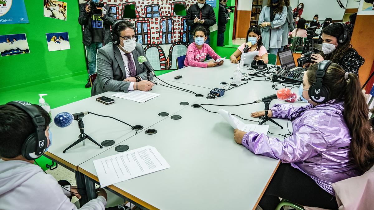 José María Vergeles, ayer, con alumnos del colegio Manuel Pacheco durante el programa de radio.