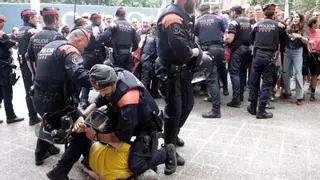 Tensió, cops de porra i un detingut durant una manifestació antimonàrquica a Girona