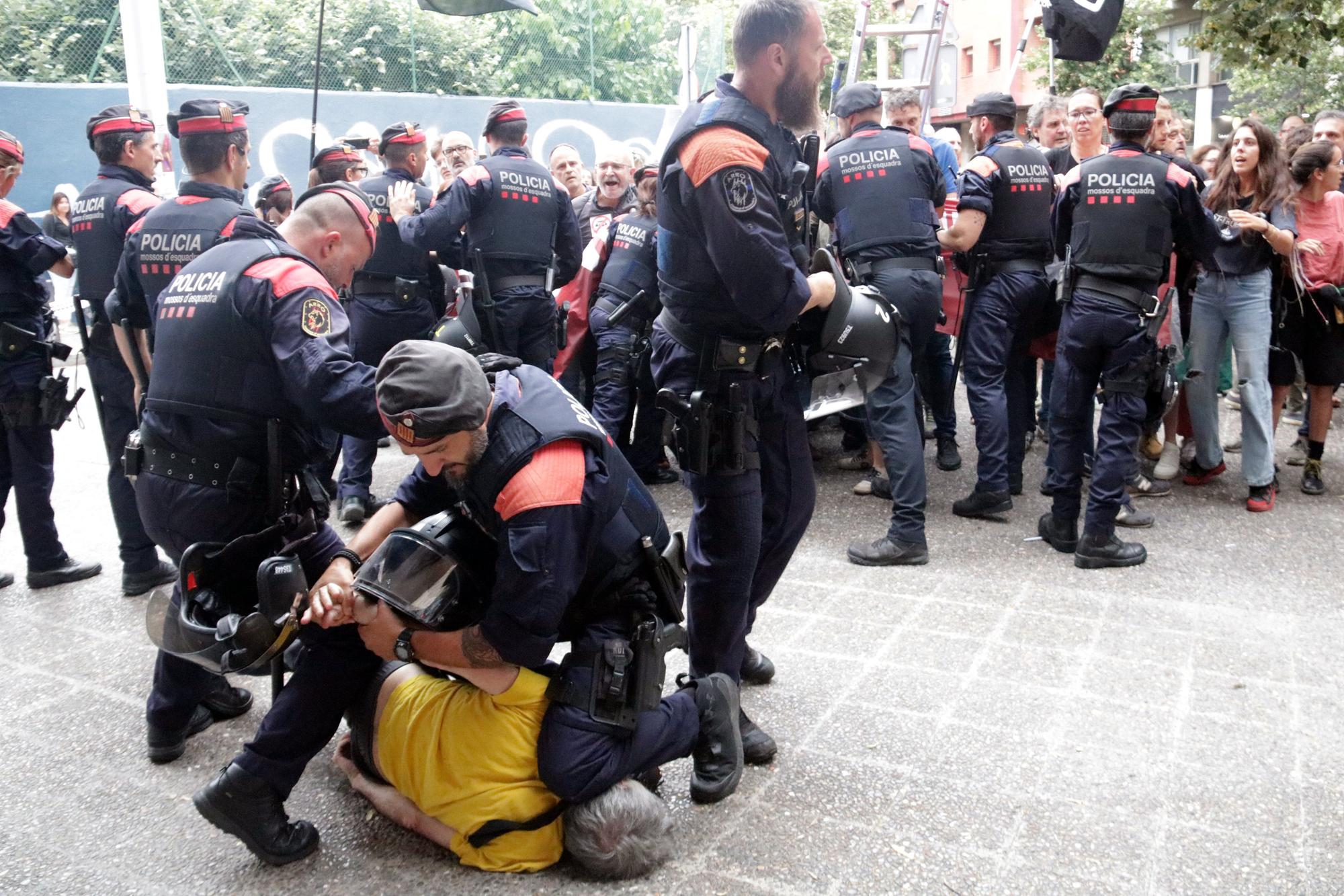 Tensió, cops de porra i un detingut durant una manifestació antimonàrquica a Girona