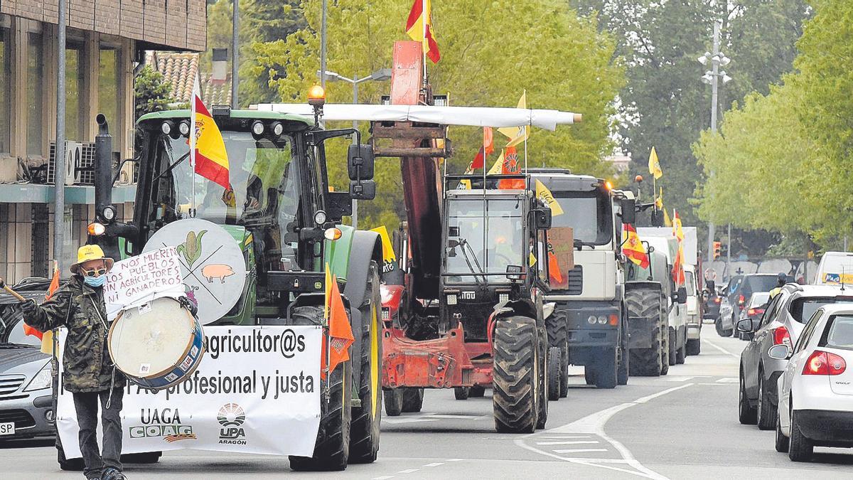 Varios agricultores, durante la reciente tractorada en Huesca.