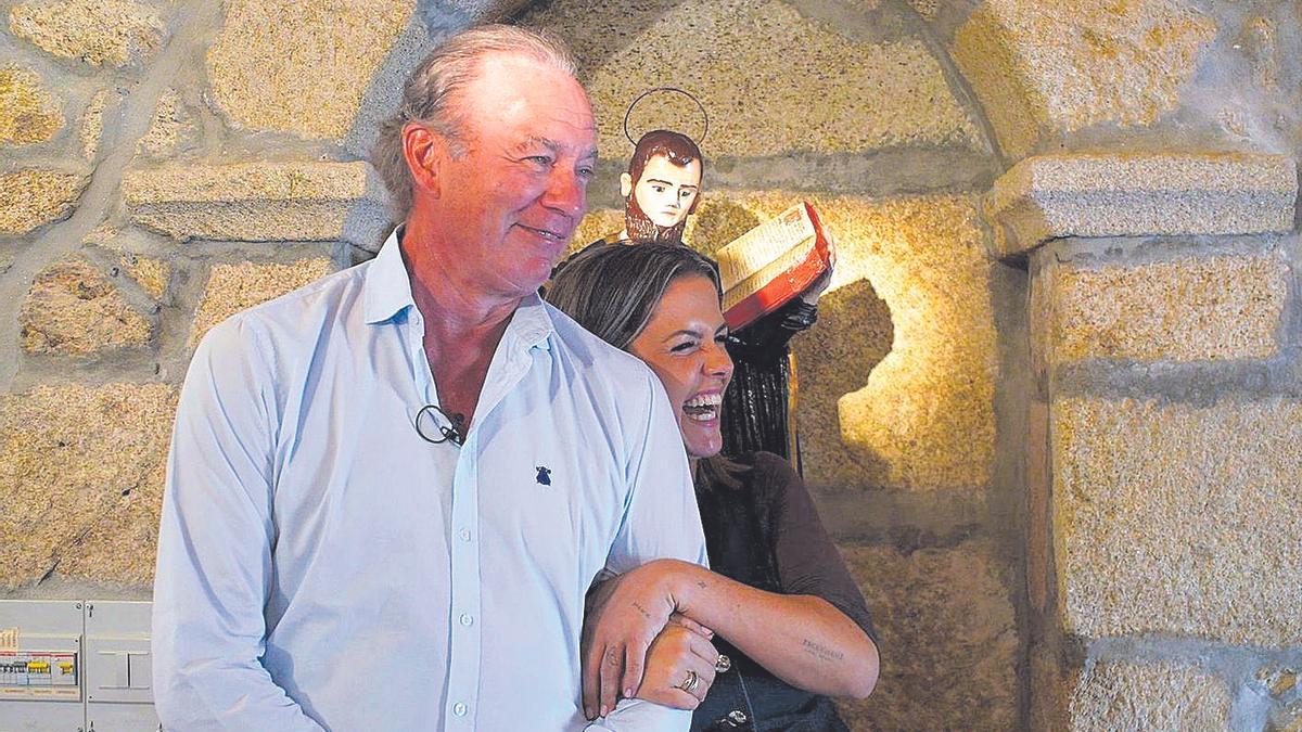 Bertín Osborne e Eva Iglesias, na capela de San Amaro, en Meaño