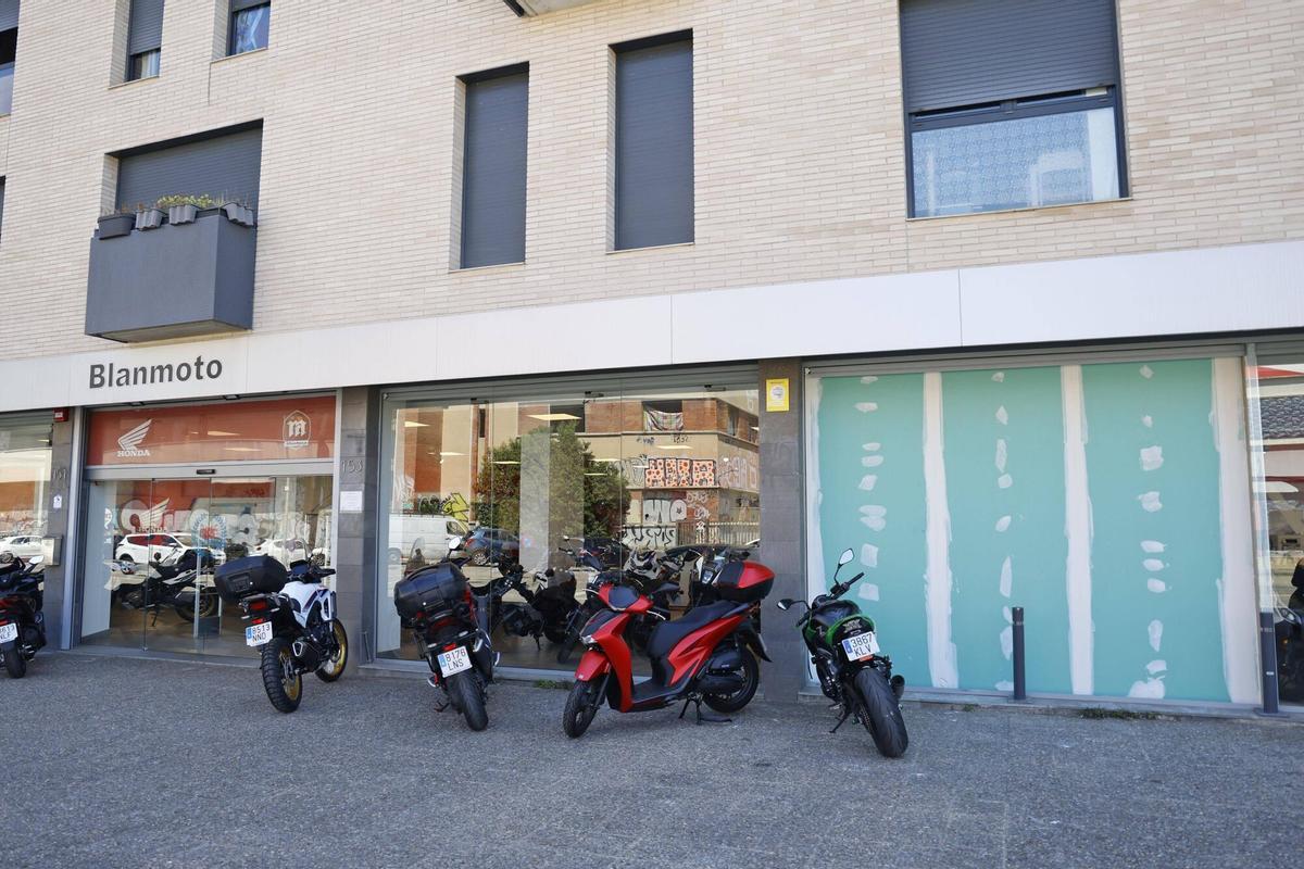 Les imatges de la vidriera després  de l'accident d'una motorista