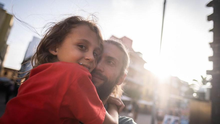 El ucraniano Denise Tarasiuk y su hijo Radomyr, en el casco histórico de La Laguna. | | ANDRÉS GUTIÉRREZ