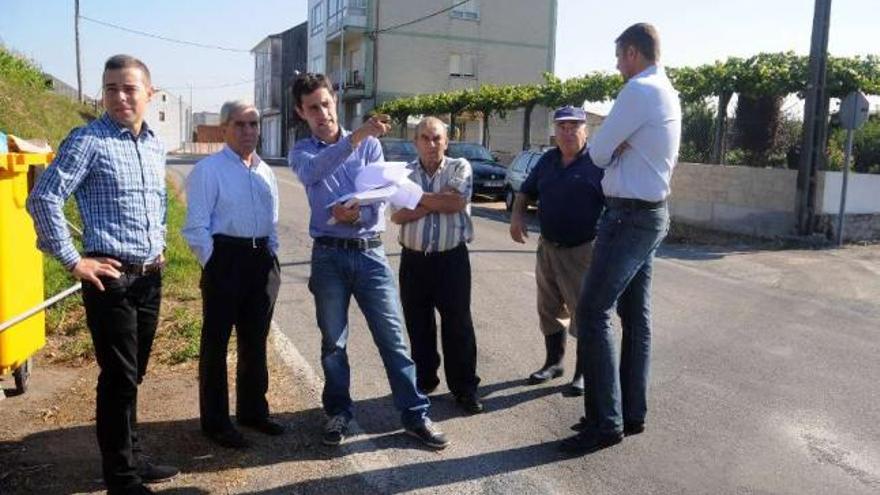 Imagen de la visita del alcalde y técnicos municipales a los vecinos de Ouzande.  // Bernabé/Javier Lalín