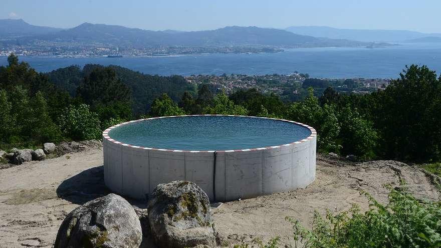 El pozo de hormigón está ya parcialmente cargado con agua. // Gonzalo Núñez