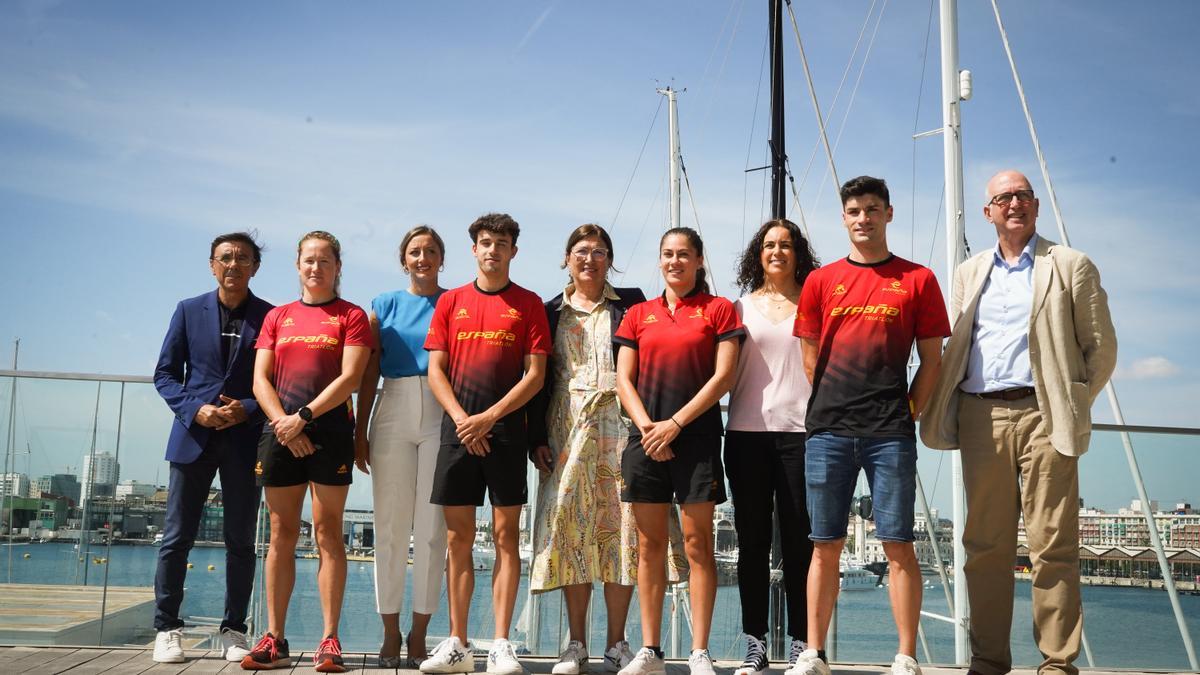 Organizadores y colaboradores posan con los triatletas españoles