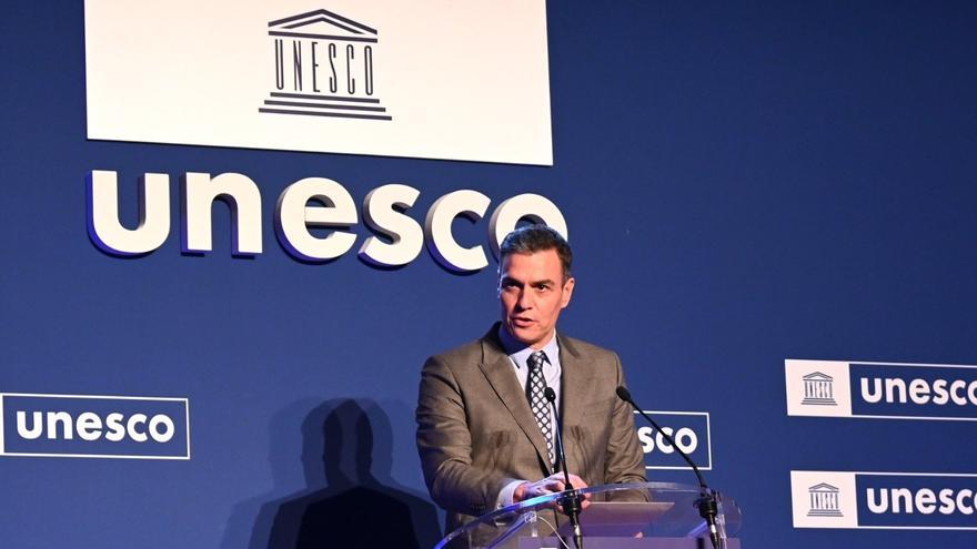 Sánchez elogia la labor de la Unesco y le pide más trabajo para lograr sociedades más libres