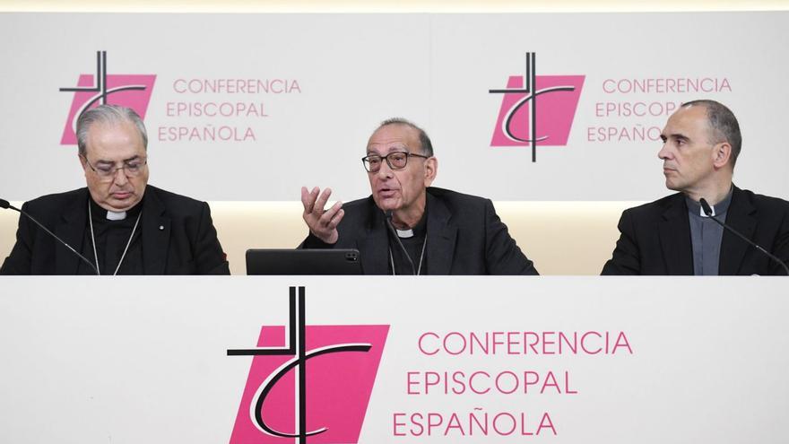 El presidente de la Conferencia Episcopal Española (CEE), Juan José Omella (centro), este pasado martes, durante su comparecencia tras la asamblea extraordinaria en la que los obispos analizaron el informe del Defensor del Pueblo.  | // EUROPA PRESS