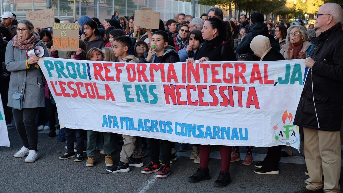 Protesta de las familias de la escuela Milagros Consarnau de L'Hospitalet, este viernes.