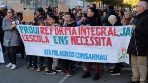 Protesta de las familias de la escuela Milagros Consarnau de LHospitalet, este viernes.