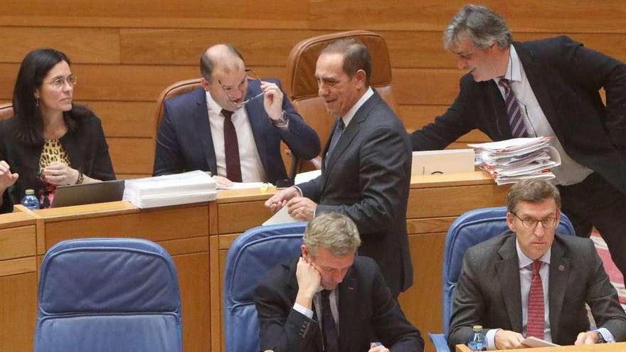 Valeriano Martínez con Alfonso Rueda, Alberto Núñez Feijóo y Pedro Puy, ayer en el Parlamento.
