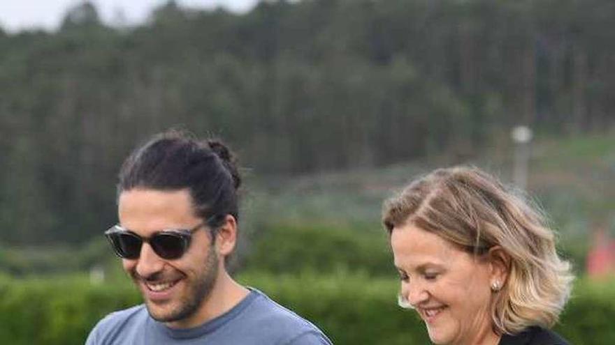 Torreta, muy sonriente, con la madre de su pareja.