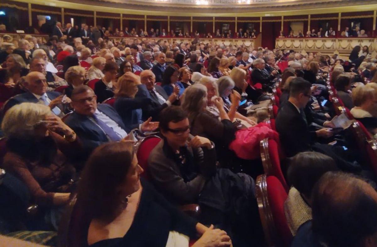 1.-Celso Albelo y Nowakowski, en una de sus primeras escenas. 2.-Público asistente.  3.-El lamento de Rigoletto (Petti) en la segunda parte de la obra.