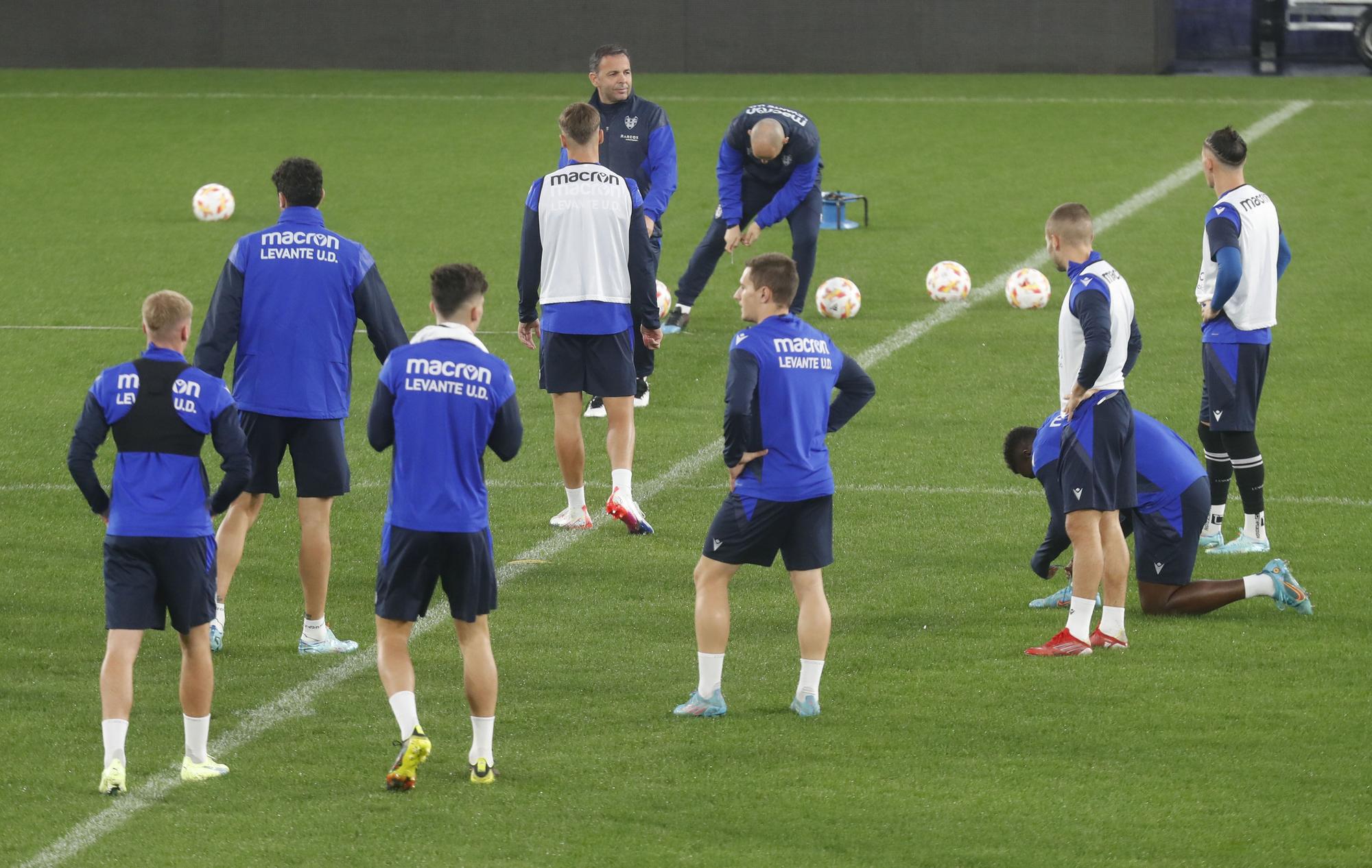 El Levante UD entrena en el Ciutat antes de viajar a Olot