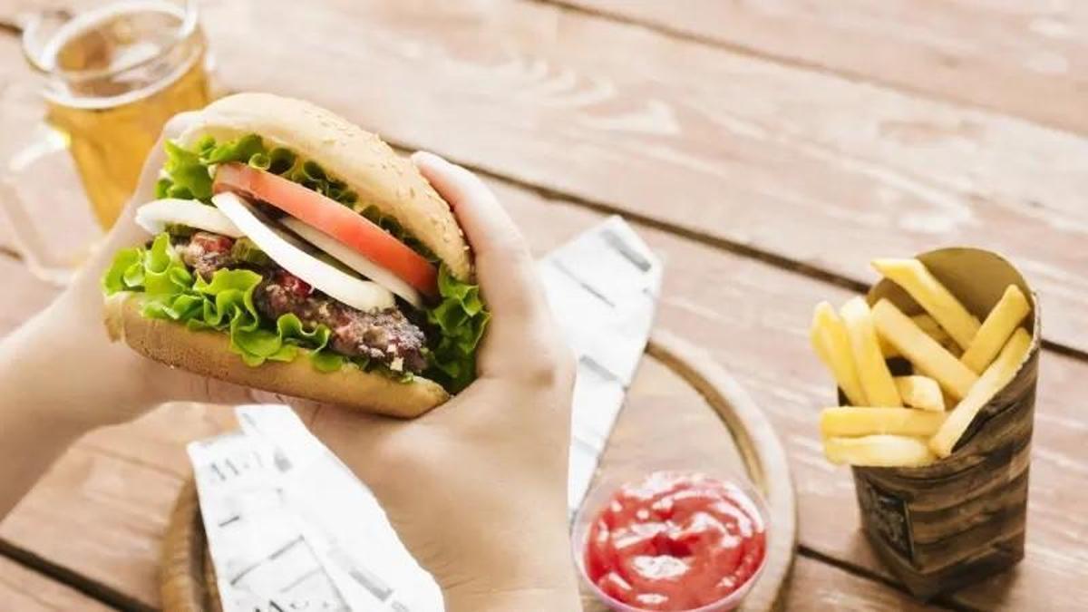 Bir araştırma, fast food logolarının ve reklamlarının açlık olmasa bile dikkat çektiğini gösteriyor