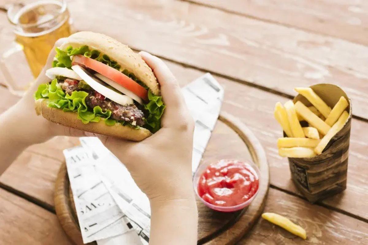 Un estudio demuestra que logotipos y anuncios de comida rápida captan la atención incluso sin hambre