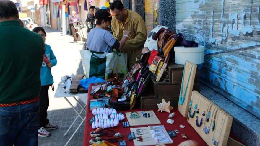 Los comerciantes de la margen izquierda llevan la artesanía a las calles