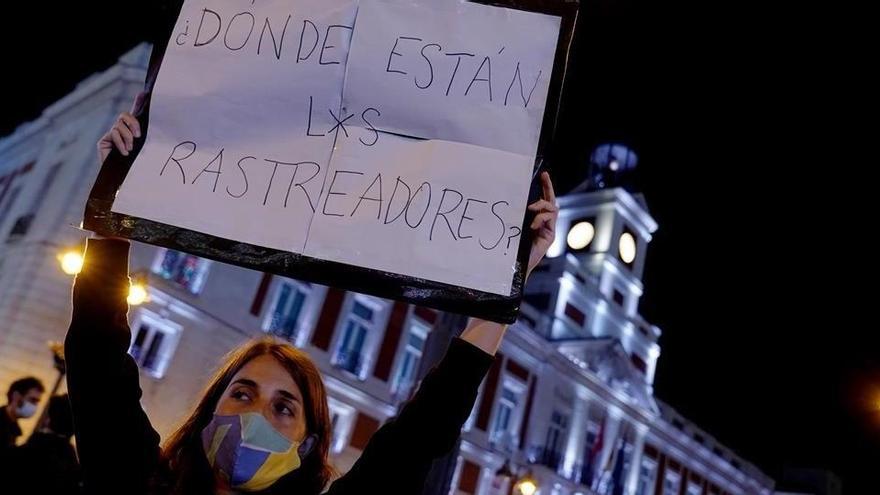 Vecinos concentrados frente a la sede de la Comunidad de Madrid.