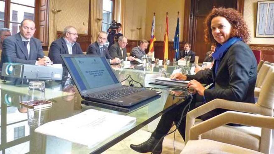 Finanzministerin Cati Cladera erklärt die Pläne der Landesregierung.