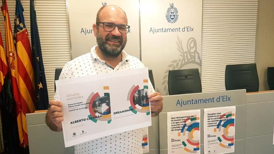 Felip Sànchez con carteles de actuaciones