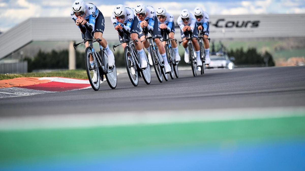 El equipo Movistar entrena una contrarreloj por equipos en el circuito de Navarra.