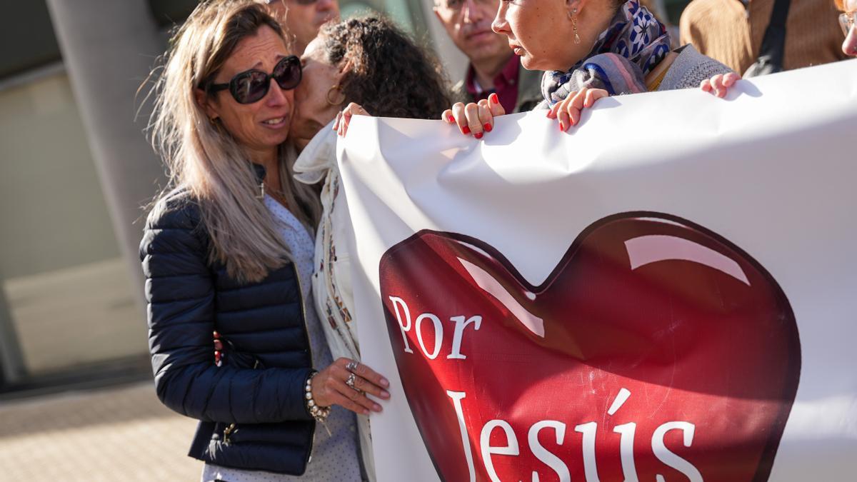 La madre de la víctima, Maria del Carmen Jiménez, durante la concentración ante el Juzgado de Menores