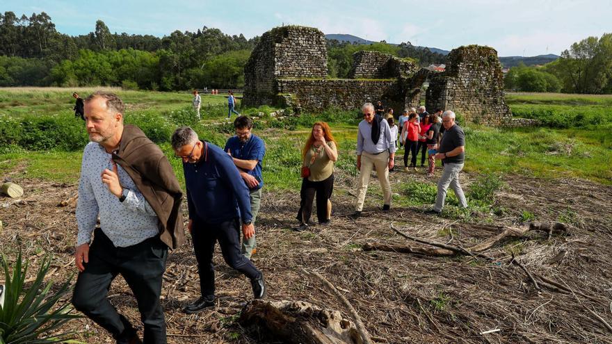 La visita de los participantes en el seminario internacional al recinto de las Torres de Oeste.