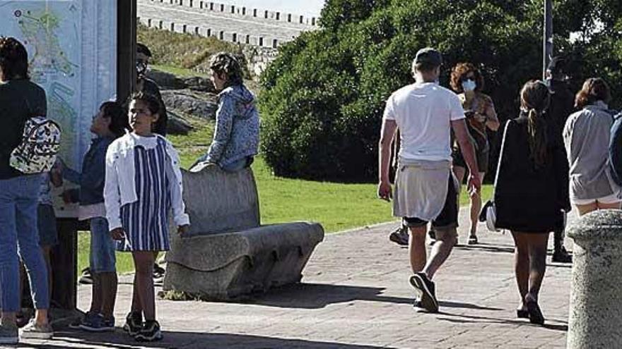 Turistas, ayer, en la zona de la Torre de Hércules.