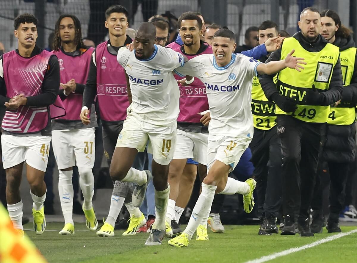 El ex de Sevilla, Valencia y Atlético de Madrid Geoffrey Kondogbia (i) y Amine Harit (d) son dos de los pilares del Olympique Marsella.