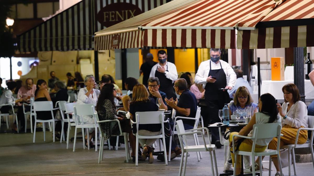 Clientes disfrutando de las terrazas en la Plaza de las Flores de Murcia.