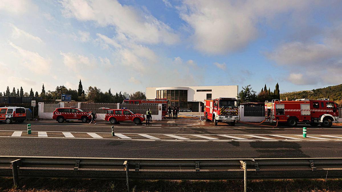 Al lugar de desplazaron efectivos de Bomberos, Protección Civil e Ibanat, además de policías locales y de la Guardia Civil. 