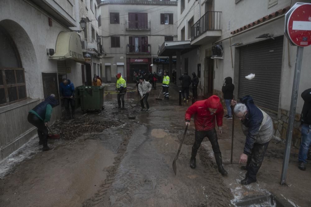 El temporal omple d'escuma de mar carrers de Tossa de Mar