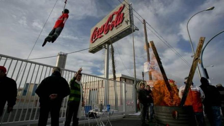 Los trabajadores concentrados ayer en la puerta de la planta en Alicante.