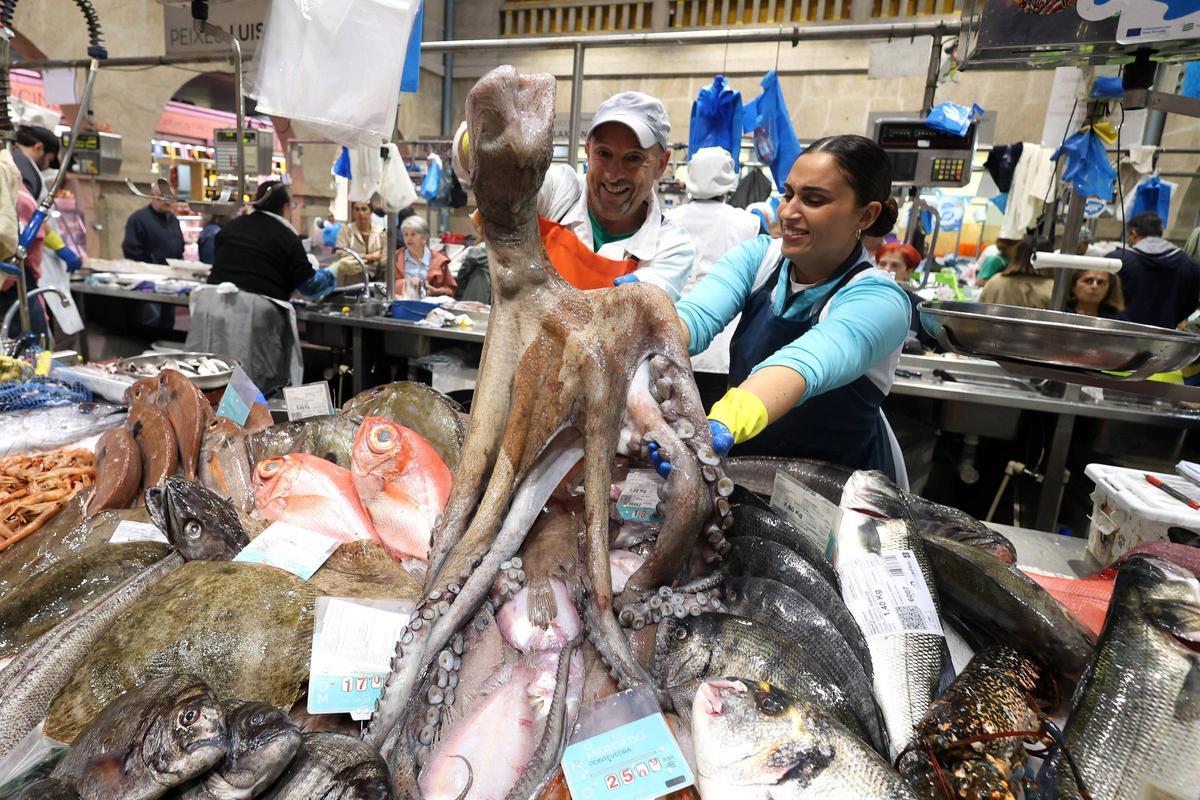 Un pulpo de gran tamaño en el mercado pontevedrés.