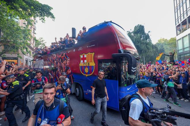 ¡De locos! Las mejores imágenes de una ciudad entregada al Barça