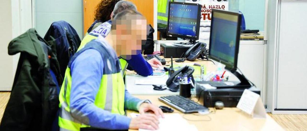 Foto de archivo de agentes trabajando en la unidad UFAM de la Policía Nacional de Vigo. // A. VILLAR