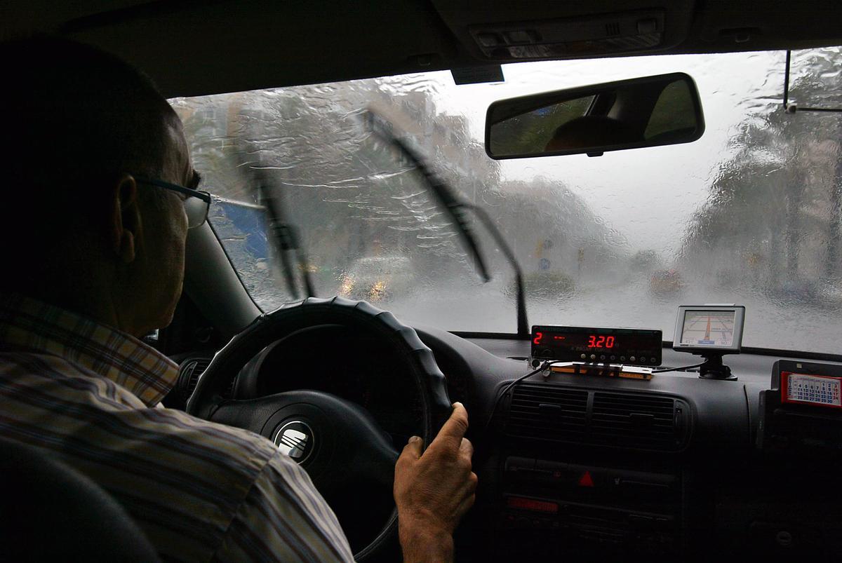 Taxi conduciendo en una tormenta