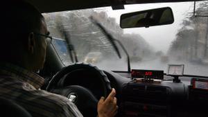 Taxi conduciendo en una tormenta