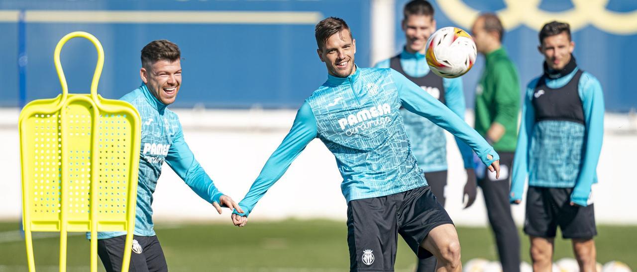 Los jugadores del Villarreal CF Giovani Lo Celso (d) y Alberto Moreno (i), durante el entrenamiento previo de ayer antes de viajar a Granada.