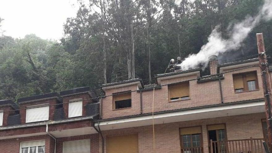 Los bomberos, durante la intervención.