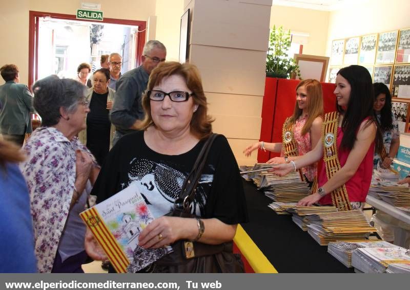 GALERÍA DE FOTOS -- Vila-real reparte el programa de fiestas de Sant Pasqual