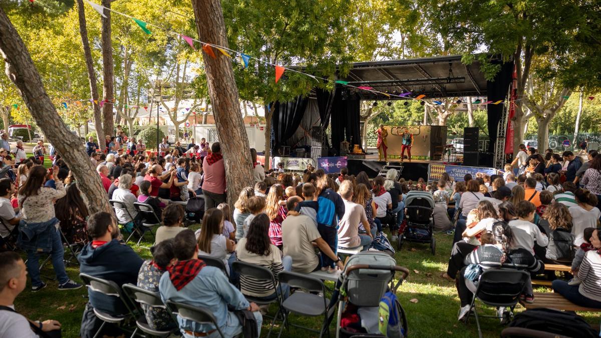 Decenas de familias acuden a la inauguración del Parque de las Marionetas, el año pasado.