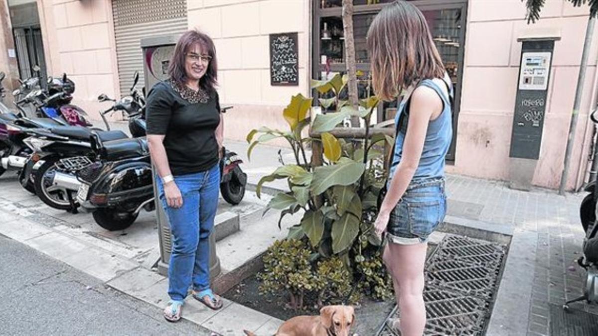 Tamara Sancho (izquierda), en un alcorque ajardinado frente a su casa, la semana pasada.